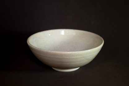 Vista lateral de bowl rústico en beige jaspeado