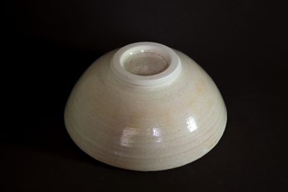 Vista inferior de bowl rústico en beige jaspeado